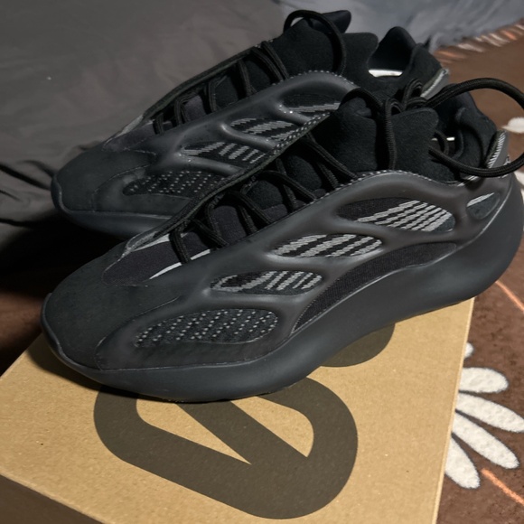 Yeezy 700 v3 alvah main image 4